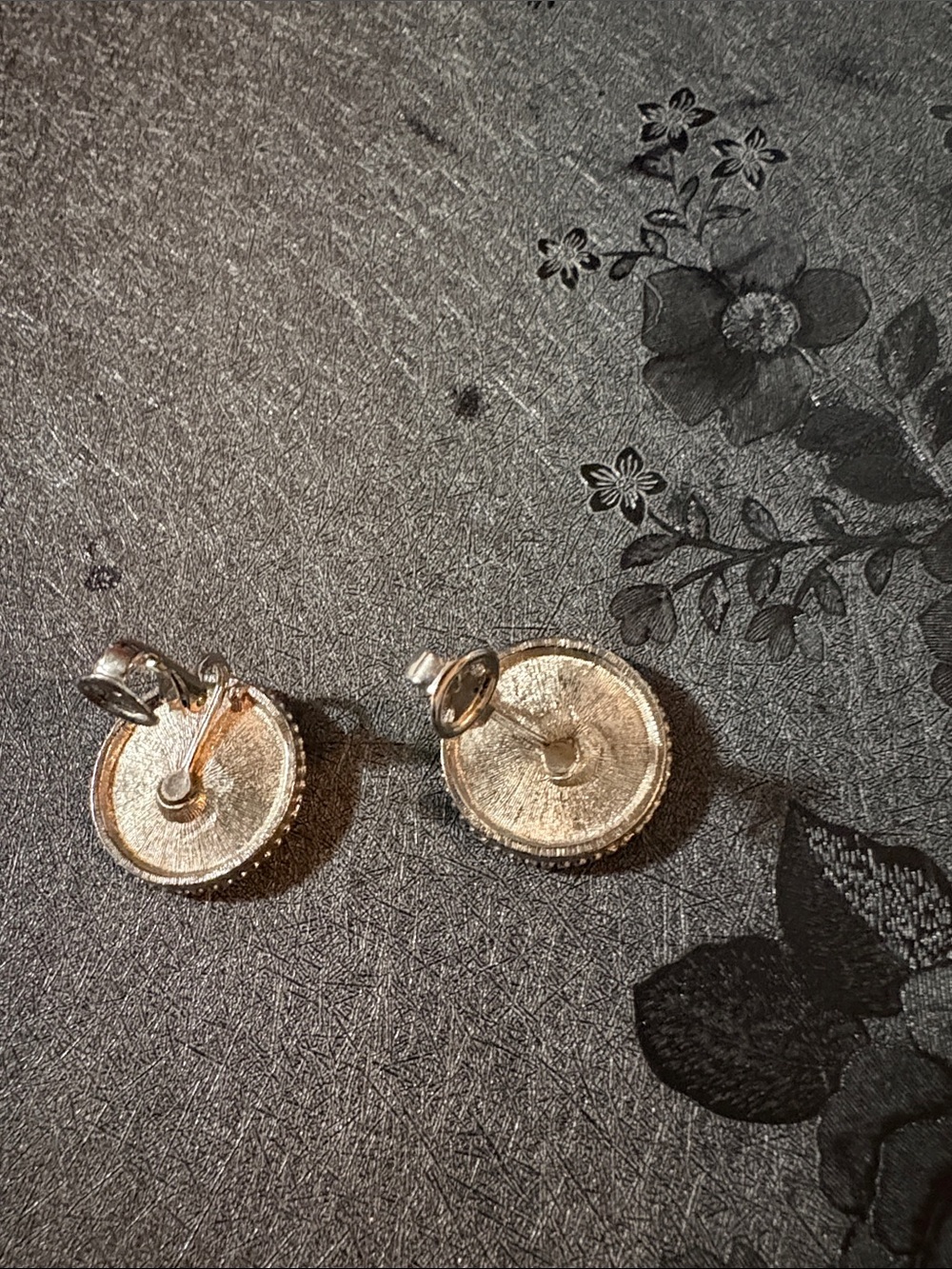 VINTAGE TEXTURED AND POLISHED DOT ACCENTS SILVER-TONE ROUND CLIP-ON EARRINGS - Picture 5 of 7